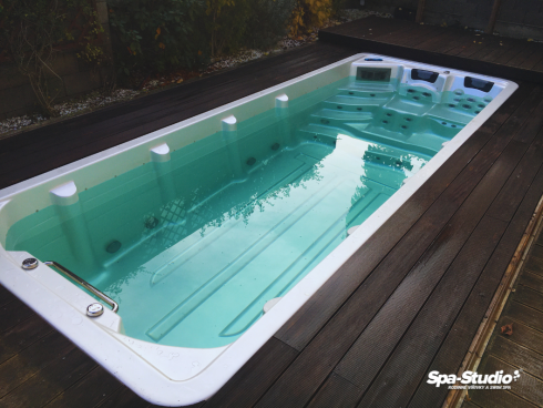 Prostorné SWIM SPA Octopus od SPA-Studia® je luxusní a špičkově vybavený sportovní model vhodný pro kondiční plavání nebo jako luxusní alternativa klasického bazénu.