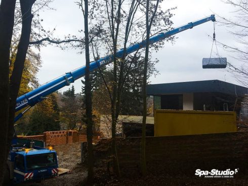 Díky výškové technice dokáže SPA-Studio® naše vířivky a bazény SWIM SPA dopravit téměř kamkoliv.