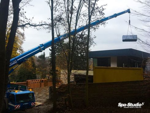 Díky výškové technice dokáže SPA-Studio® naše vířivky a bazény SWIM SPA dopravit téměř kamkoliv.