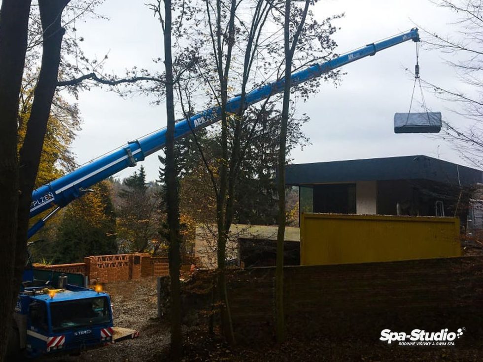 Díky výškové technice dokáže SPA-Studio® naše vířivky a bazény SWIM SPA dopravit téměř kamkoliv.