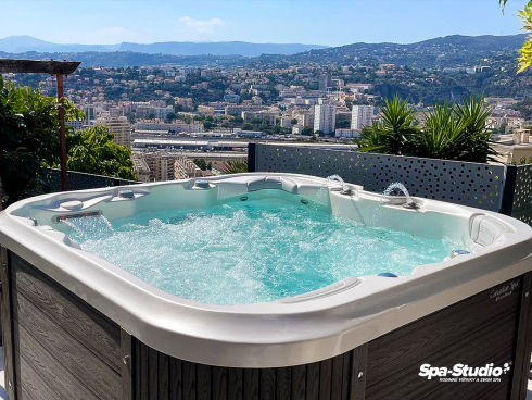 SPA-Studio® je výhradní evropský prodejce rodinných vířivých van a SWIM SPA od Canadian Spa International®.