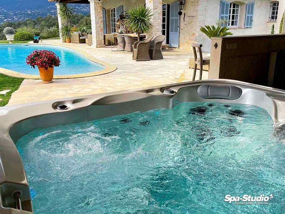 SPA-Studio® je výhradní evropský prodejce rodinných vířivých van a SWIM SPA od Canadian Spa International®.