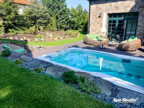 Luxusní vířivé vany SWIM SPA od SPA-Studia® nabízejí široké možnosti využití pro celou rodinu a přátele, ať už jste doma nebo na zahradě.