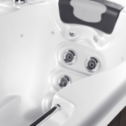 Hot tub Manta - outdoor wellness Canadian Spa International®