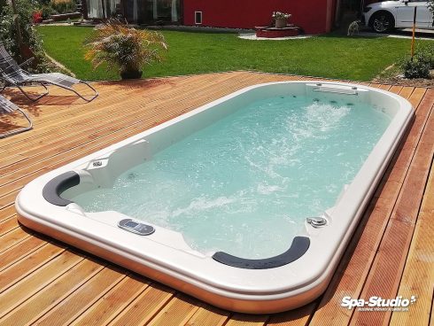 Nízkoenergetický plavecký model SWIM SPA s protiproudem kombinovaný s hydromasážními sedadly na zahradu i do domácího wellness.