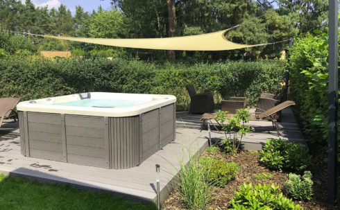Intimní venkovní vířivka Canadian Spa International® - luxusní relaxace v v soukromí vlastní zahrady - Spa Studio
