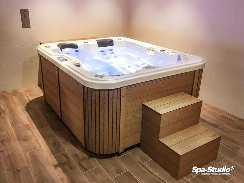 Vystavené luxusní vířivky a SWIM SPA do soukromých i komerčních prostorů si můžete prohlédnout v prodejnách SPA-Studio® v Čechách i na Slovensku.