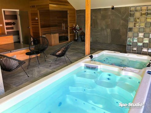 Protiproud v bazénové části u plaveckého SWIM SPA od SPA-Studia® nabízí možnost si zaplavat a hned potom relaxovat ve vířivce s blahodárnou vodní masáží.