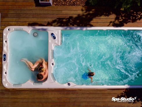 Kombinovaný bazén s protiproudem a vířivou částí od výhradního prodejce SPA-Studio® nabízí bezchlórovou technologii a kompletní dodávku na klíč.