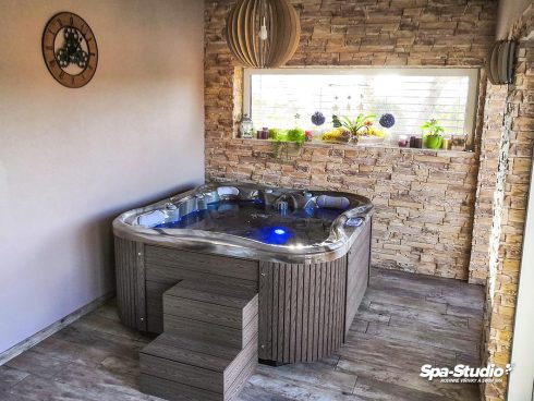 SPA-Studio® nabízí prodej a servis rodinných vířivých van, komerčních whirlpool, hot tub a plaveckých bazénů SWIM SPA pro domácí i venkovní použití.