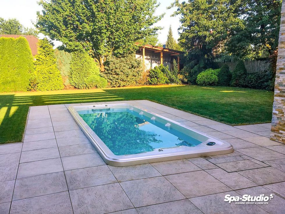 Nízkoenergetický plavecký model SWIM SPA s protiproudem kombinovaný s hydromasážními sedadly na zahradu i do domácího wellness.