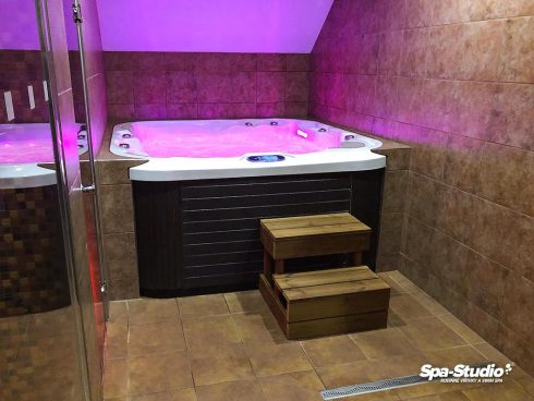 Vystavené luxusní vířivky a SWIM SPA do soukromých i komerčních prostorů si můžete prohlédnout v prodejnách SPA-Studio® v Čechách i na Slovensku.