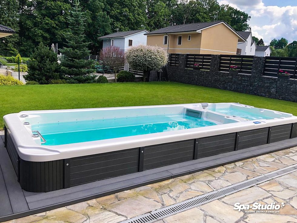 Kombinovaný bazén s protiproudem a vířivou částí od výhradního prodejce SPA-Studio® nabízí bezchlorovou technologii a kompletní dodávku na klíč.