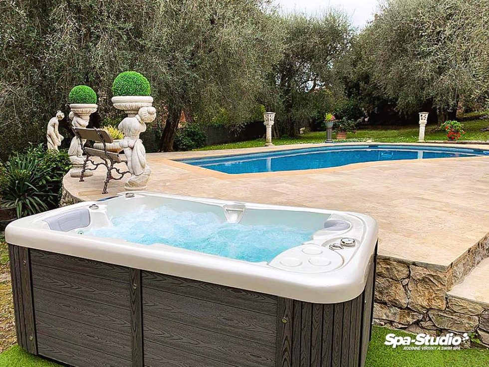 Relax ve vířivce a správné uvolnění lze intenzivněji prožít díky dobře zvolené aromaterapii šetrné k vodě a pokožce, kterou SPA-Studio® nabízí.