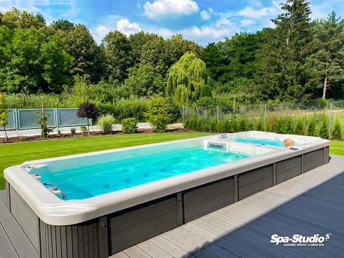 Rehabilitační cvičení ve vodě nebo nekonečné plavání proti proudu s využitím lineárního systému TYPHOON nabízí královské vířivé bazény SWIM SPA od SPA-Studia®.