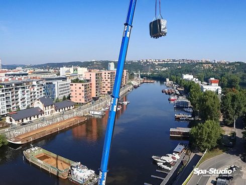 Dlažba pod vířivku určitě patří mezi vhodné podklady. Povrch musí být rovný a dobře zpevněný.