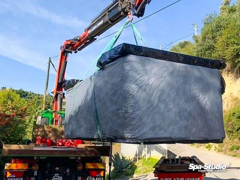 Díky výškové technice dokážeme dnes naše vířivky a bazény SWIM SPA dopravit na jakékoliv místo.