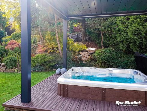 SPA-Studio® nabízí prodej a servis rodinných vířivých van, komerčních whirlpool, hot tub a plaveckých bazénů SWIM SPA pro domácí i venkovní použití.