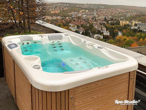 Relax ve vířivce a správné uvolnění lze intenzivněji prožít díky dobře zvolené aromaterapii šetrné k vodě a pokožce, kterou SPA-Studio® nabízí.