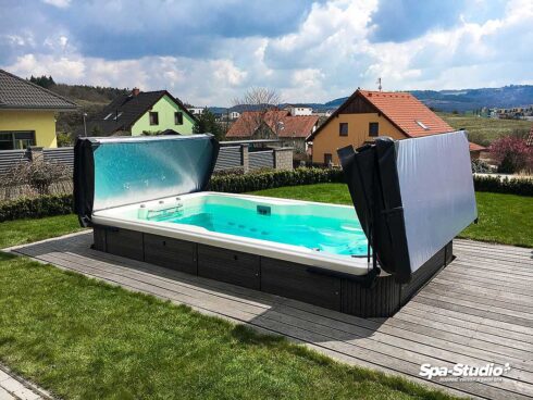 SPA-Studio® doporučuje vyzkoušet si na prodejnách některý z unikátních modelů svých SWIM SPA s protiproudem, kde především rozhoduje kvalita a výkon systému TYPHOON.