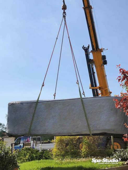 Kompletní dopravu a montáž vířivé vany nebo bazénu SWIM SPA lze zajistit na klíč včetně všech výkopových prací.