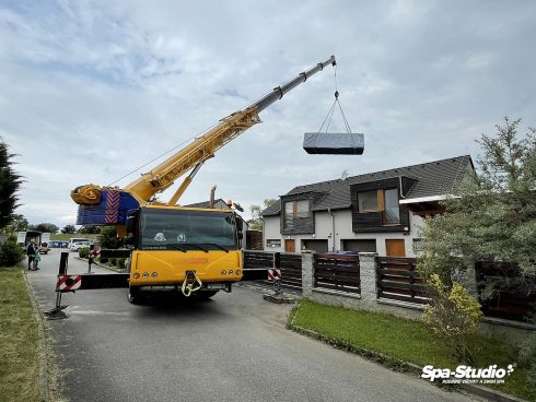 Kompletní dopravu a montáž vířivé vany nebo bazénu SWIM SPA lze zajistit na klíč včetně všech výkopových prací.