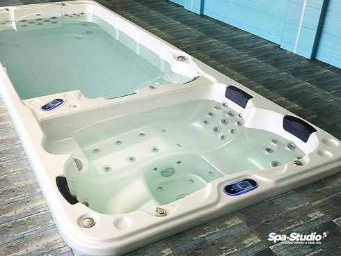 Hydromasážní komfort s unikátně tvarovanými dispozicemi u SWIM SPA od SPA-Studia® nabízí nejen možnost kondičního plavání, ale i maximální relax a pohodu.