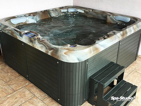 Řídící jednotka, ozonizátor a špičková bezchlorová technologie jsou součástí každé naší vířivé vany a SWIM SPA, které si můžete osobně vyzkoušet na některé z našich prodejen.