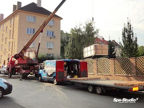 Díky výškové technice dokážeme dnes naše vířivky a bazény SWIM SPA dopravit na jakékoliv místo.