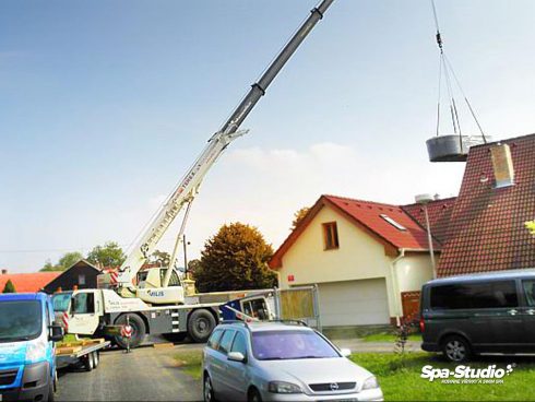 Díky výškové technice dokážeme dnes naše vířivky a bazény SWIM SPA dopravit na jakékoliv místo.