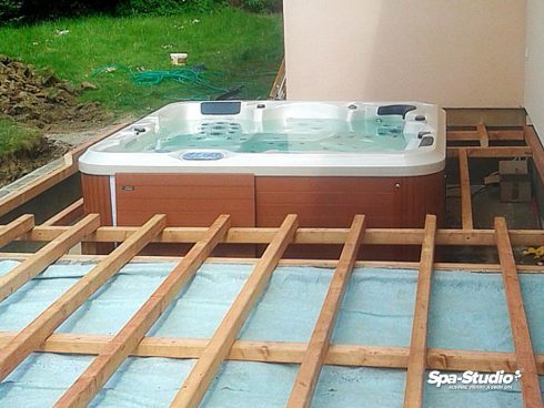 Zapuštěná vířivka nebo bazén SWIM SPA patří mezi oblíbené varianty pro usazení vašeho domácího wellness.