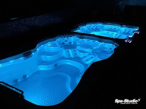 LED osvětlení u vířivé vany i plaveckých bazénů SWIM SPA jsou dnes již nedílnou součástí a nabízejí blahodárný vliv v podobě metody chromoterapie.