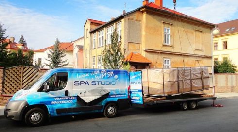 Kompletní dopravu a montáž vířivé vany nebo bazénu SWIM SPA lze zajistit na klíč včetně všech výkopových prací.