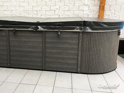 Rehabilitační cvičení ve vodě nebo nekonečné plavání proti proudu s využitím lineárního systému TYPHOON nabízí královské vířivé bazény SWIM SPA od SPA-Studia®.