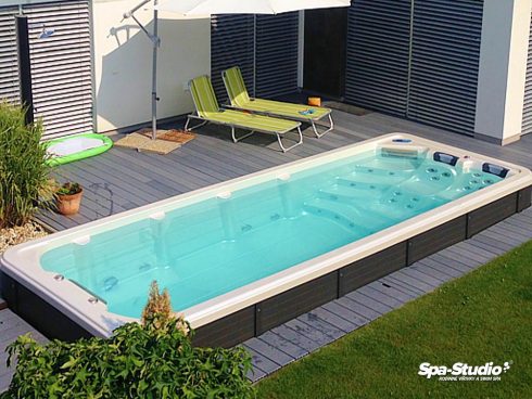 Nízkoenergetický plavecký model SWIM SPA s protiproudem kombinovaný s hydromasážními sedadly na zahradu i do domácího wellness.