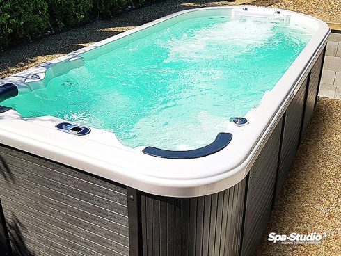 Rehabilitační cvičení ve vodě nebo nekonečné plavání proti proudu s využitím lineárního systému TYPHOON nabízí královské vířivé bazény SWIM SPA od SPA-Studia®.