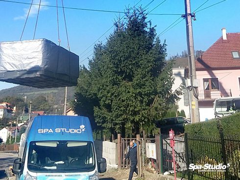 Dlažba pod vířivku určitě patří mezi vhodné podklady. Povrch musí být rovný a dobře zpevněný.